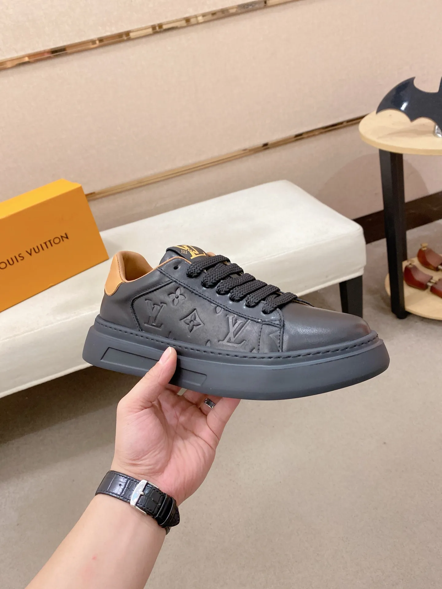 Men's shoes 💰: 480💰🎉🎉LV~Louis Vuitton trendy men's shoes New shipments Latest matching The same style as the official website Super high quality Hot sales of the season [strong] [strong] [strong] Selected first-layer cowhide, comfortable cowhide lining, original last, comfortable on the foot, wear-resistant rubber outsole Size number: 38-44.